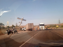 В Камышине случилось ДТП с участием полицейского автомобиля у рекламного указателя «Авиабаза»