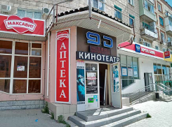 В Камышине бизнесмены переезжают и бросают арендованные площади, а их рекламные уродства остаются жителям в «наследство», - камышанка