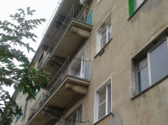 В центре Камышина из-за аварии в подвале люди уже сутки живут без воды