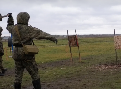 Камышан на полигоне под Волгоградом научили метать ножи и лопатки на случай ближнего боя и бесшумного поражения противника