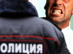 В Камышине буйный молодой человек укусил за палец полицейского и направлен в психиатрическую больницу