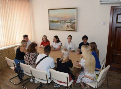 Замглавы Камышина Юрий Бачурин встретился с лучшей молодежью города, зачем встречался, что обсуждали - неизвестно