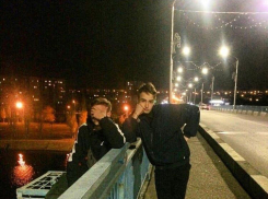 Камышане испугались за жизнь подростков, путешествующих по перилам Бородинского моста