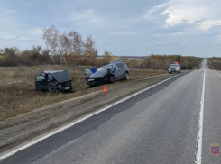 На трассе в Камышинском районе столкнулись иномарка и «Нива», водитель отечественной легковушки попал к хирургам