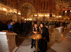 Губернатор Андрей Бочаров вместе с прихожанами поставил свечи в Пасхальную ночь в храме