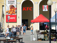 На площадку перед «Победой» въехали несколько прилавков с овощами и фруктами