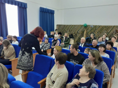 Как еще называться ансамблю в селе Веселово Камышинского района? - конечно, «Веселяне»!