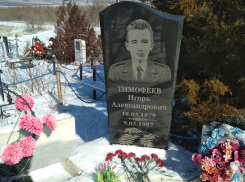 В Камышине на городском кладбище родные и друзья укрыли цветами могилы расстрелянного курсантского караула