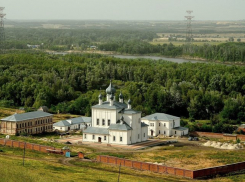 Мужчина устал от сложностей мира и решил пожить затворником в землянке в Волгоградской области