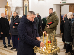 Губернатор Андрей Бочаров посетил храм Святого праведного Иоанна Кронштадтского в Волгограде и поставил свечи