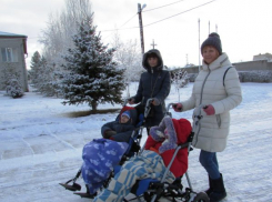 С самыми тяжелыми воспитанниками Петроввальского дома-интерната в Камышинском районе на прогулки ходят волонтеры