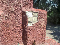 В Камышине памятник Ленину, у которого вандалы отрывали руку, начал сыпаться