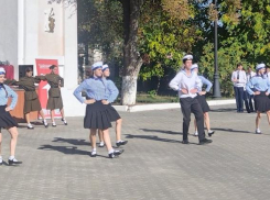 В Камышине спикер Владимир Пономарев сказал речь новоиспеченным студентам колледжа, а они сплясали