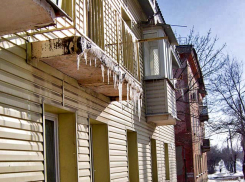 В Камышине опасные сосульки угрожают сорваться прохожим на голову, - камышанка