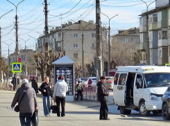 Медианная зарплата для таксистов в Волгоградской области достигла 100 тысяч рублей