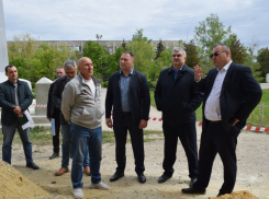 В Камышине чиновники посмотрели, как ремонтируется помещение под новый центр занятости населения, но главного по теме не сказали