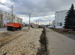 В Камышине у Сбербанка на улице Базарова решили, наконец, сделать парковку