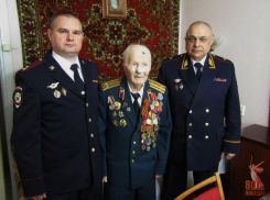 В Камышине полицейские поздравили ветерана Великой Отечественной войны, подполковника милиции в отставке Ивана Тимощенко 