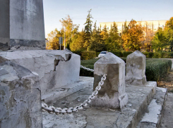 Пресс-служба Андрея Бочарова сообщает о ремонте памятников, дойдет ли очередь до того, что разрушается в центре Камышина, - неизвестно