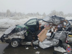 Под Камышином «КАМАЗ» смял «Ладу-Калину», водитель легковушки скончался на месте