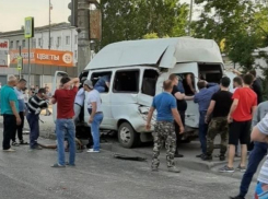 КамАЗ с отказавшими тормозами протаранил маршрутку: 16 пассажиров пострадали, - «Блокнот Волгограда»