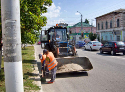 В Камышине муниципальное «Благоустройство» отправило бригады на уборку прибордюрных залежей песка
