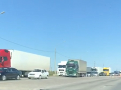 Со стороны Камышина в Волгоград проблематично въехать из-за огромной пробки (ВИДЕО)