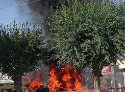 Появилось жутковатое видео сгоревшего в огромном столбе пламени автомобиля на улице Ленина в Камышине (ВИДЕО)