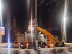 В Камышине службы благоустройства показали, как они ночью чистят улицы от снега