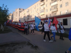 Молодые камышане пронесли по улицам города огромную Георгиевскую ленту, а потом зажгли поминальные свечи у «Стены памяти»