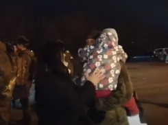 Военкор показал, как радостно встречали вернувшихся из зоны СВО на побывку бойцов из Волгоградской области, - «Блокнот Волгограда» (ВИДЕО) 