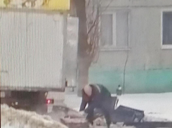 В Камышине из-за нечищеных дорог хлебовозка растеряла батоны и обваляла их в грязном снегу (ВИДЕО)