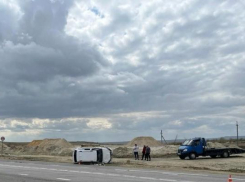 Под Камышином после столкновения лег на бок автомобиль и попала в больницу пенсионерка-пассажирка