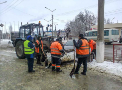 «Засидевшиеся» без снега коммунальщики Камышина «набросились» на дороги и тротуары