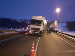 На дороге между Камышином и Волгоградом пенсионер за рулем «Нивы» не смог развернуться и врезался в грузовик «Вольво»