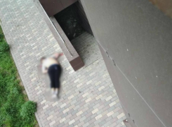 В Камышине в 5 микрорайоне мужчина выпал из окна и скончался