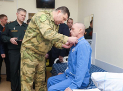 Старшине Ивану Шумкову из Волгоградской области в госпитале вручили орден Мужества за отвагу в ходе спецоперации 