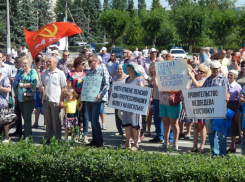 Директор муниципального камышинского медиахолдинга Евгения Поспелова и главред «Диалога» Виктория Кадацкая решили, что объявление о митинге камышан против пенсионной реформы «не достойно» первой страницы газеты