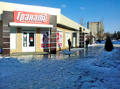 В самом центре Камышина образовалось несколько непроходимых участков-катков, которые требуется немедленно обработать против «скользкости»