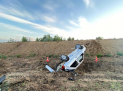На  дороге между Котово и Камышином «ВАЗ» на рассвете рухнул в кювет, девушка попала к хирургам