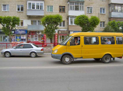Камышане рассказали в соцсетях, как водители маршруток защемляют пассажиров дверьми и даже не извиняются