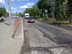 В Камышине на улице Мира открыли проезд по половине дороги