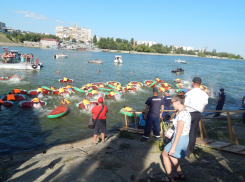 Арбузный праздник в Камышине сегодня дал старт эмоциональному заплыву на матрасах-дольках