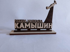 Камышане «пустили» на сувениры не только темы рыб, арбузов, но и маресьевскую стелу