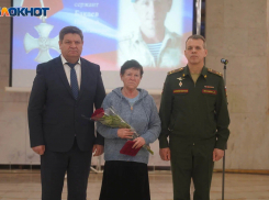 Женщины в темном принимают ордена за своих ненаглядных: в Волгограде 22 ноября передают награды погибших в СВО, в том числе камышан (ВИДЕО)
