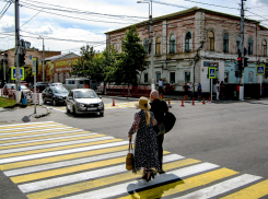 В Камышине начали обновлять «смытые» дождями «зебры»