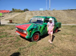 В Волгограде разбушевавшиеся подростки напали на мирного четырехколесного участника Камышинского Арбузного фестиваля - «арбузомобиль»