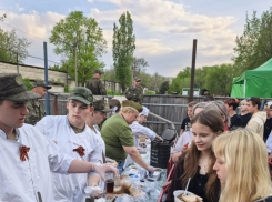 В городском парке Камышина гуляющие в ожидании фейерверка с аппетитом съели несколько «котлов» солдатской каши (ВИДЕО)