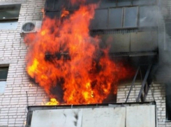 В Камышине на улице Пролетарской загорелся балкон