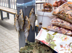 В Камышине на рынке продавцы зачем-то привязывают товар к опорам прилавков: витрины, что ли, такие? - камышанка